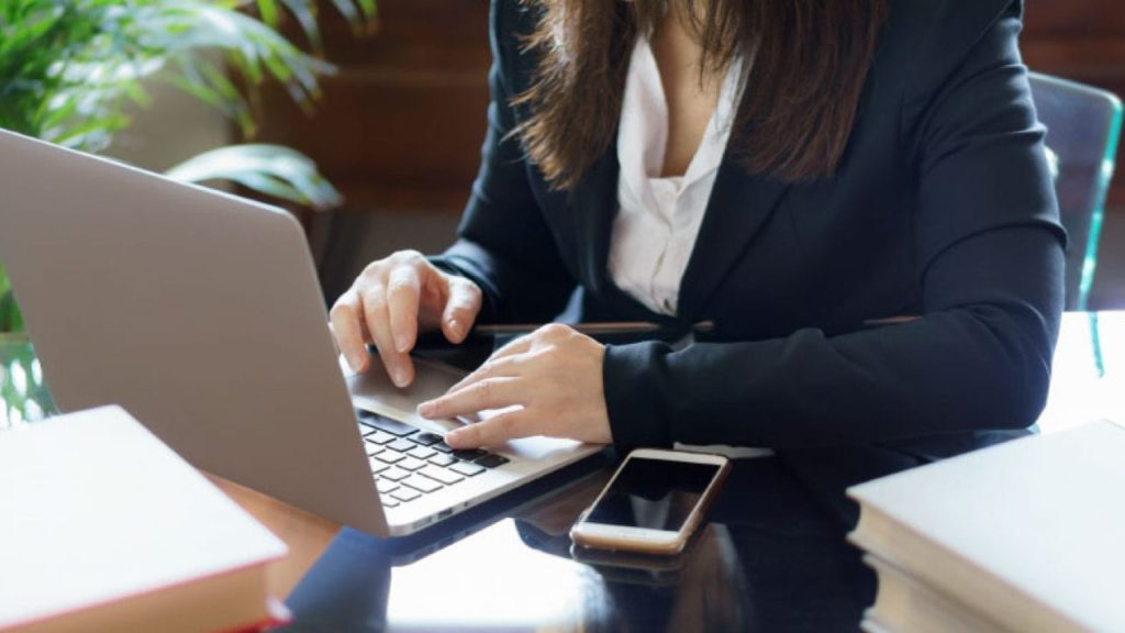 mulher pesquisando ação trabalhista