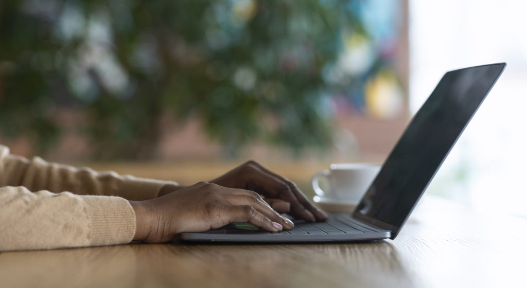 pessoa acessando o número de processo